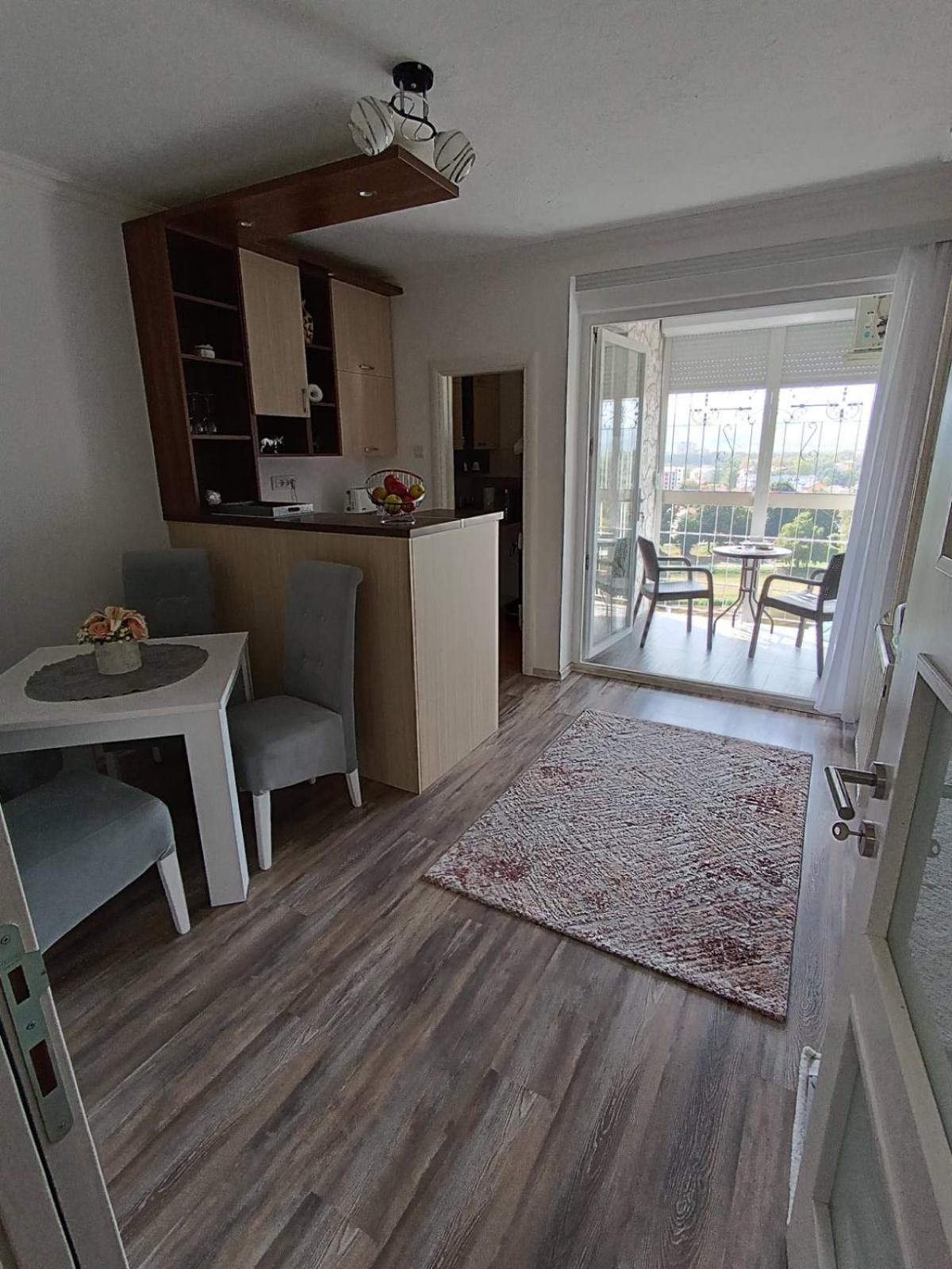 Vemiur Apartment Cacak Luaran gambar